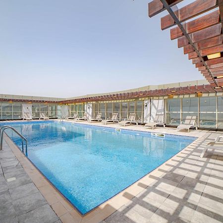 Platinum Coast Hotel Apartments Fudžajra Exteriér fotografie Swimming pool at the hotel