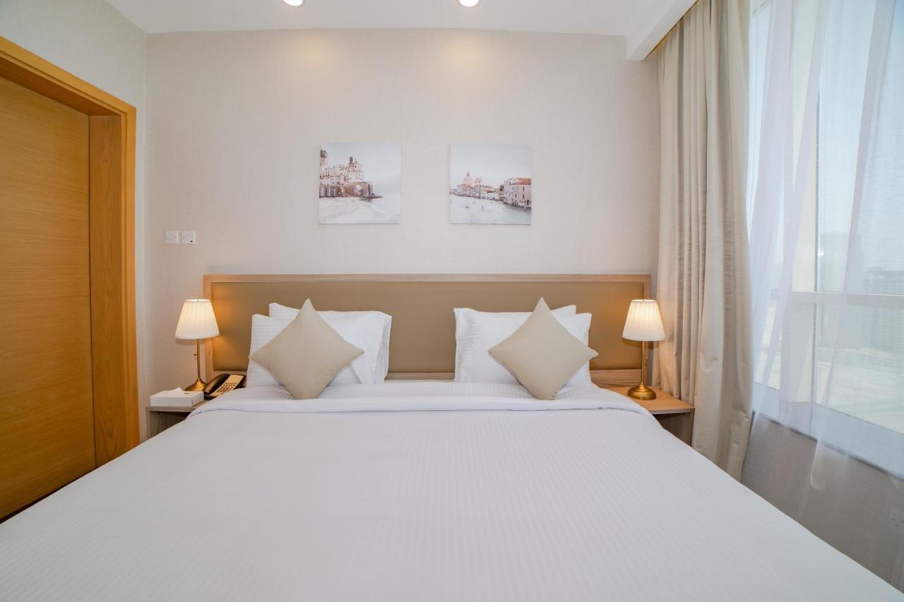 Platinum Coast Hotel Apartments Fudžajra Exteriér fotografie A bedroom at the hotel