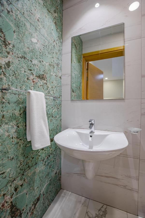 Platinum Coast Hotel Apartments Fudžajra Exteriér fotografie Bathroom