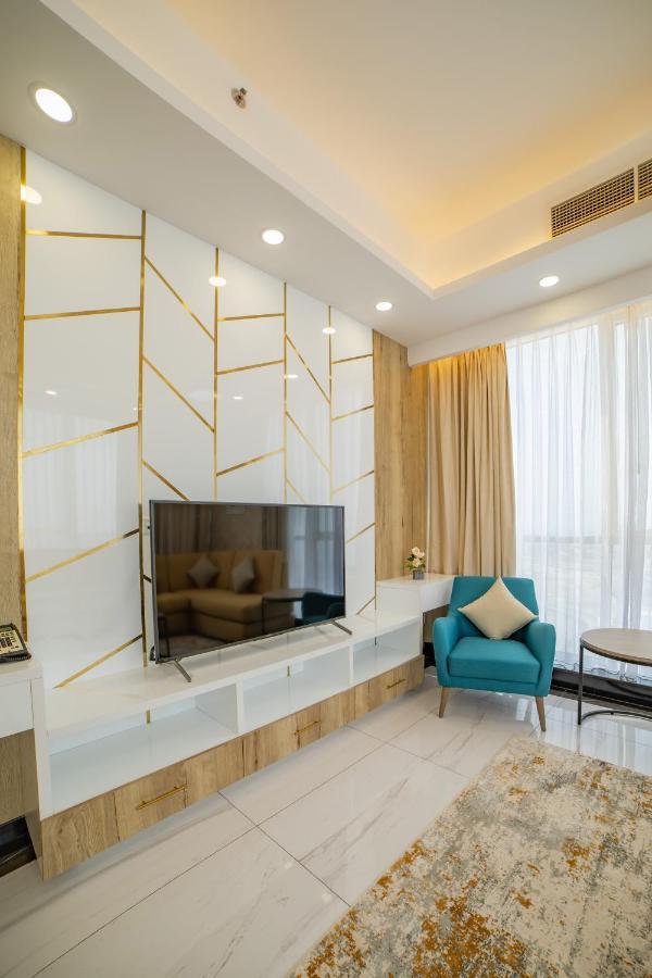 Platinum Coast Hotel Apartments Fudžajra Exteriér fotografie A television set