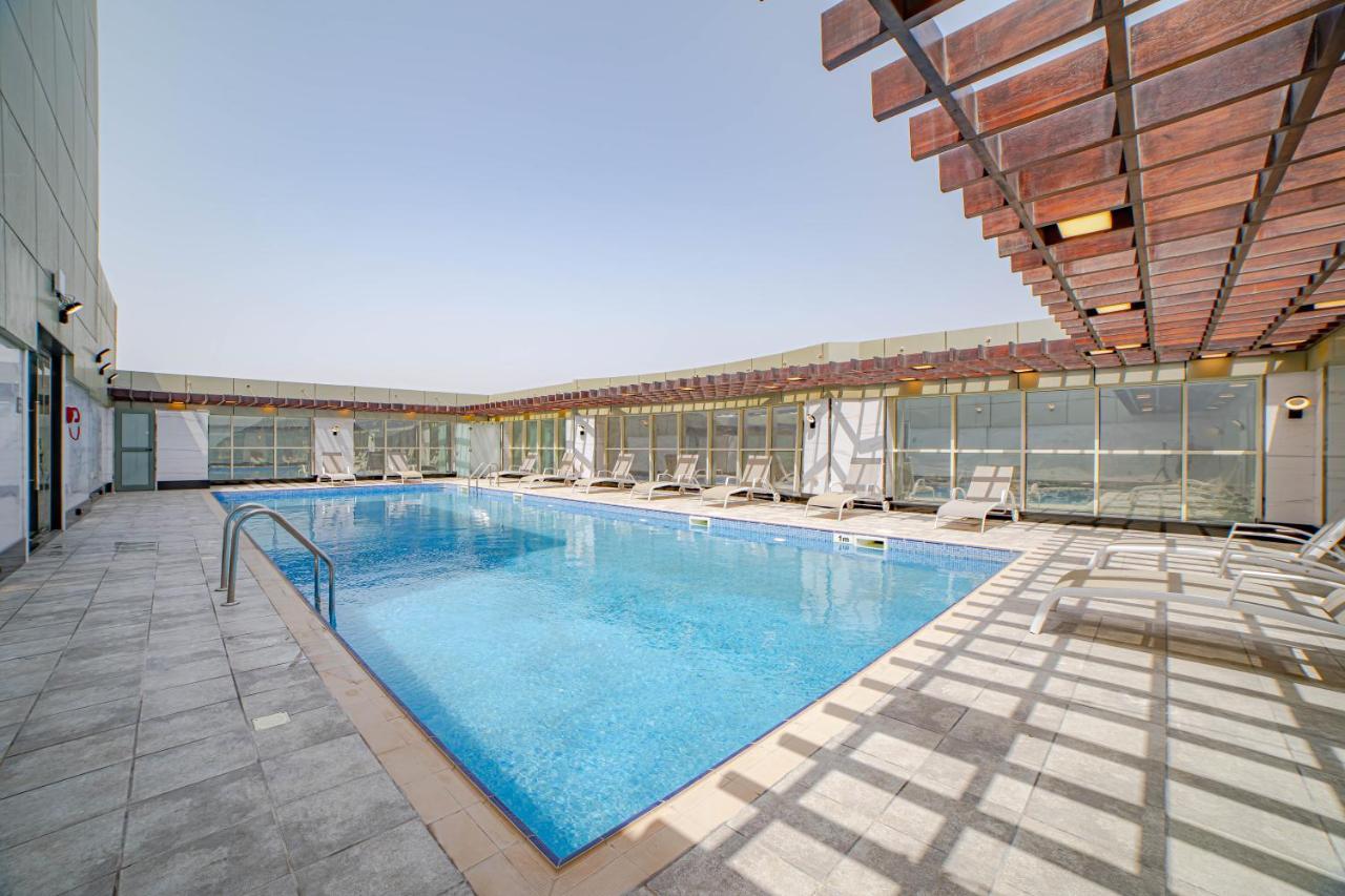 Platinum Coast Hotel Apartments Fudžajra Exteriér fotografie Swimming pool at the hotel