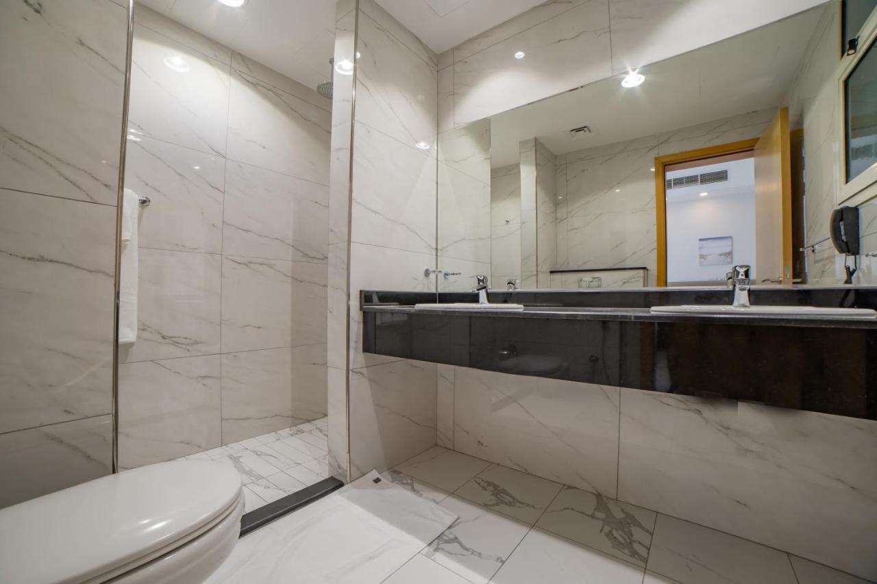 Platinum Coast Hotel Apartments Fudžajra Exteriér fotografie Bathroom