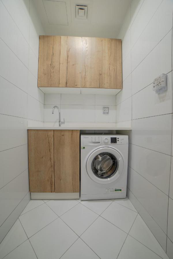 Platinum Coast Hotel Apartments Fudžajra Exteriér fotografie A washing machine in a laundry room