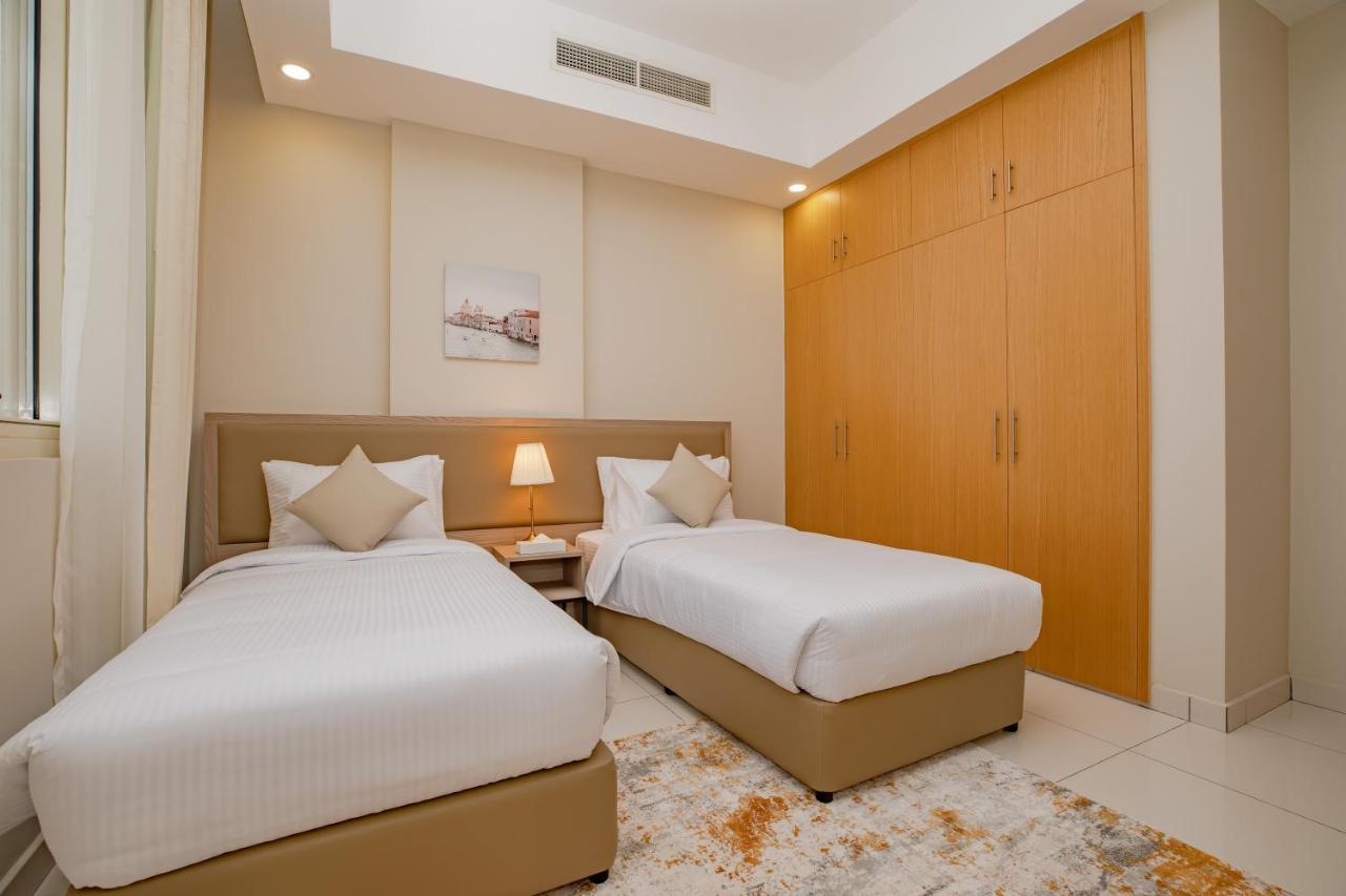 Platinum Coast Hotel Apartments Fudžajra Exteriér fotografie A bedroom with two single beds