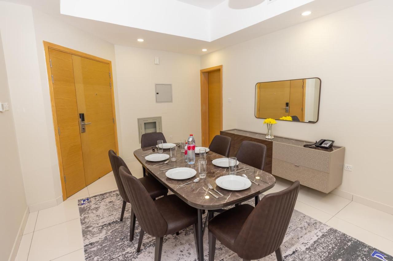 Platinum Coast Hotel Apartments Fudžajra Exteriér fotografie A dining room