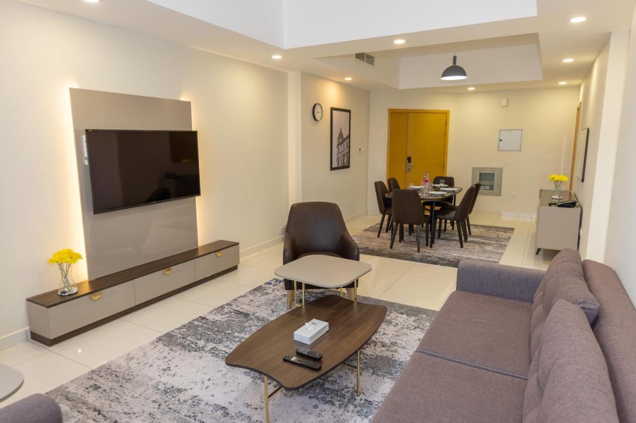 Platinum Coast Hotel Apartments Fudžajra Exteriér fotografie A living room in a condominium