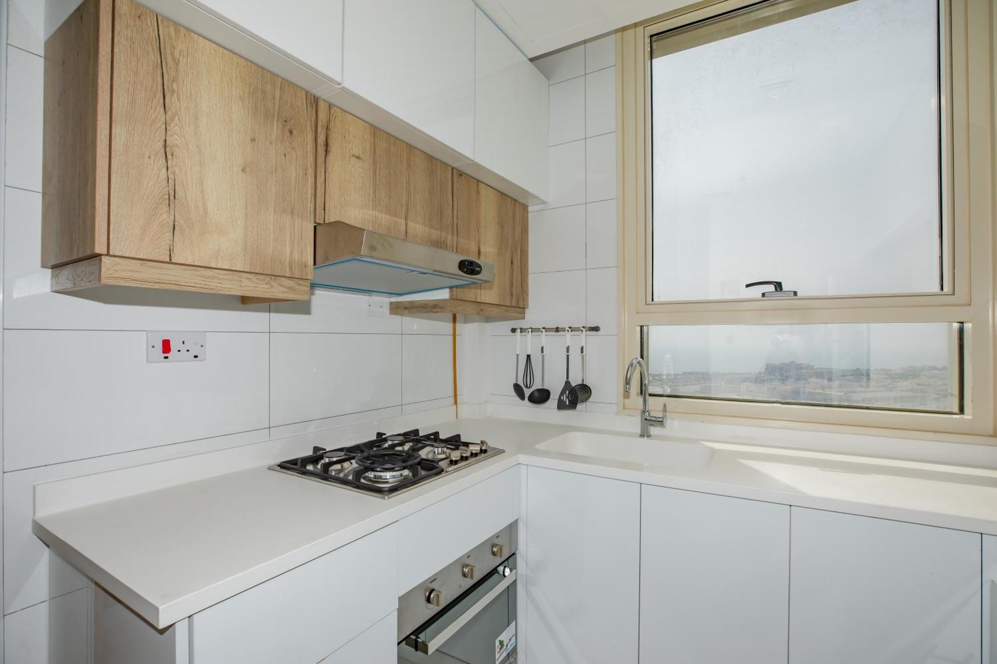 Platinum Coast Hotel Apartments Fudžajra Pokoj fotografie A modern kitchen