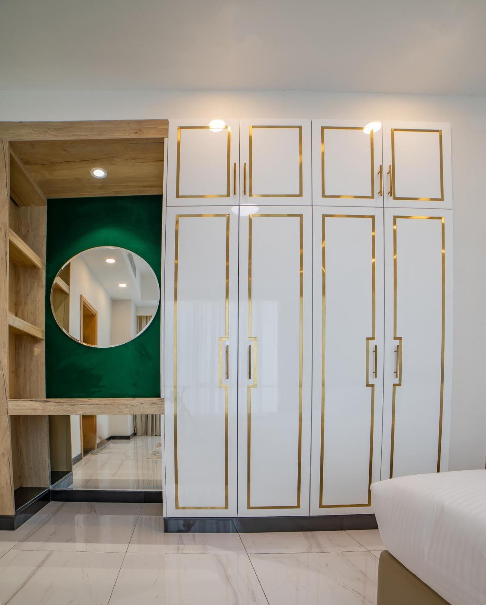Platinum Coast Hotel Apartments Fudžajra Pokoj fotografie A wardrobe